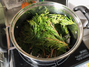 DIY蒸留器でヒバ精油抽出
